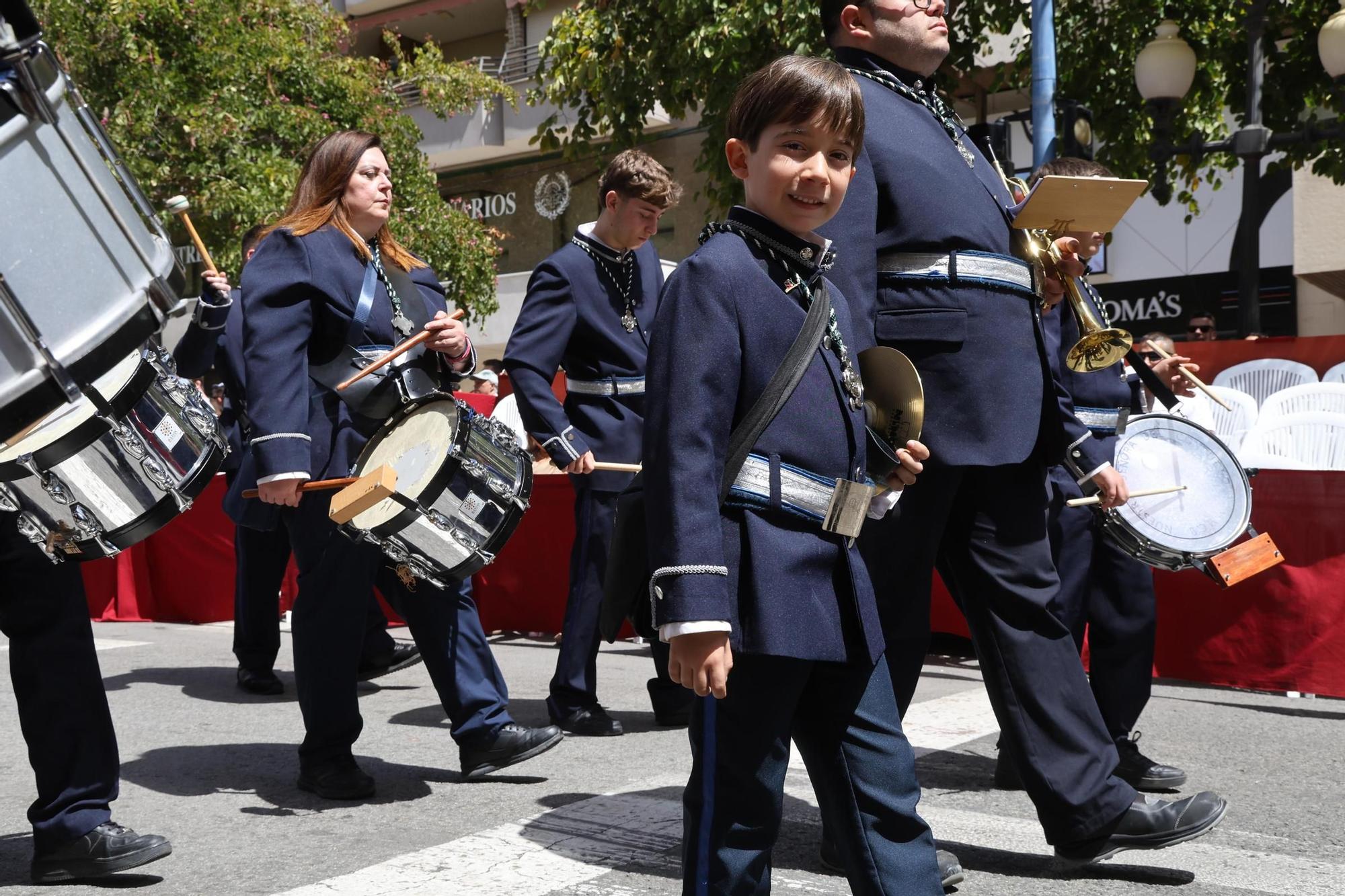 La Cofradía de la Sentencia de Jesús rompe el silencio de la mañana en el Viernes Santo de Alicante