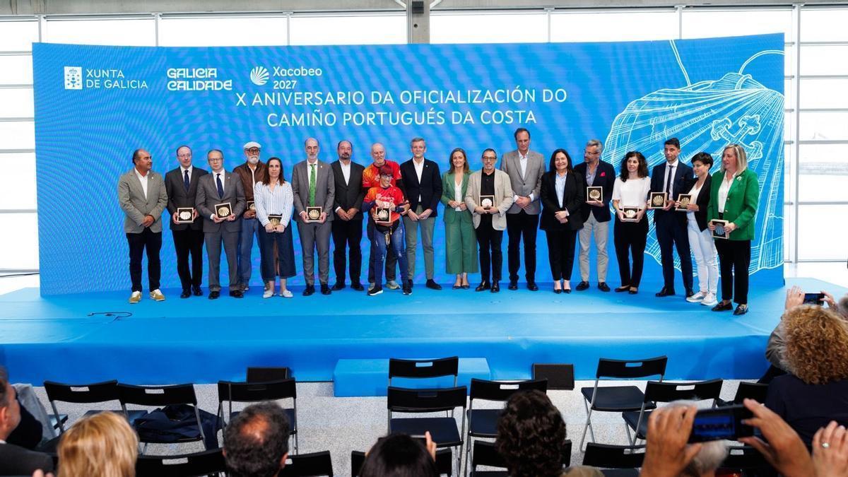 Foto de familia en el aniversario de la ruta xacobea por la costa en Vigo, con Alfonso Rueda presidiendo.