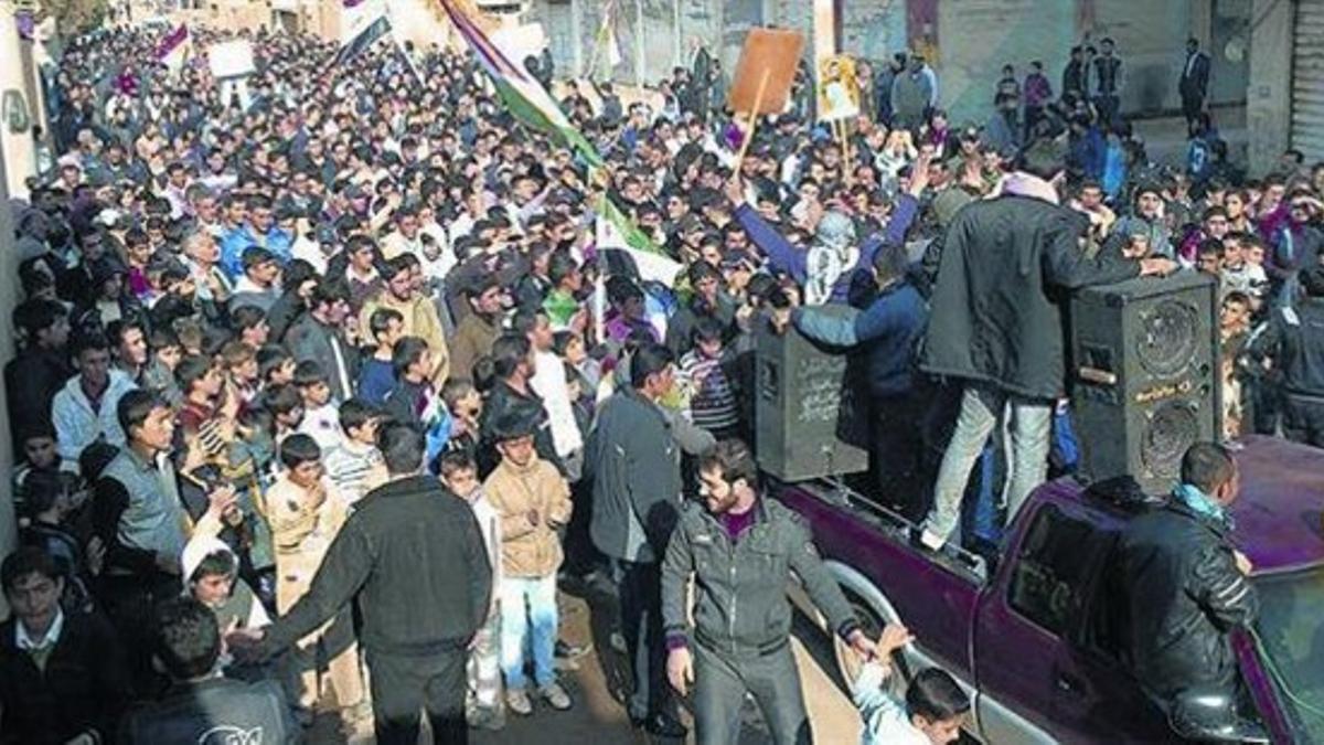 Los manifestantes toman las calles de la ciudad siria de Amude.