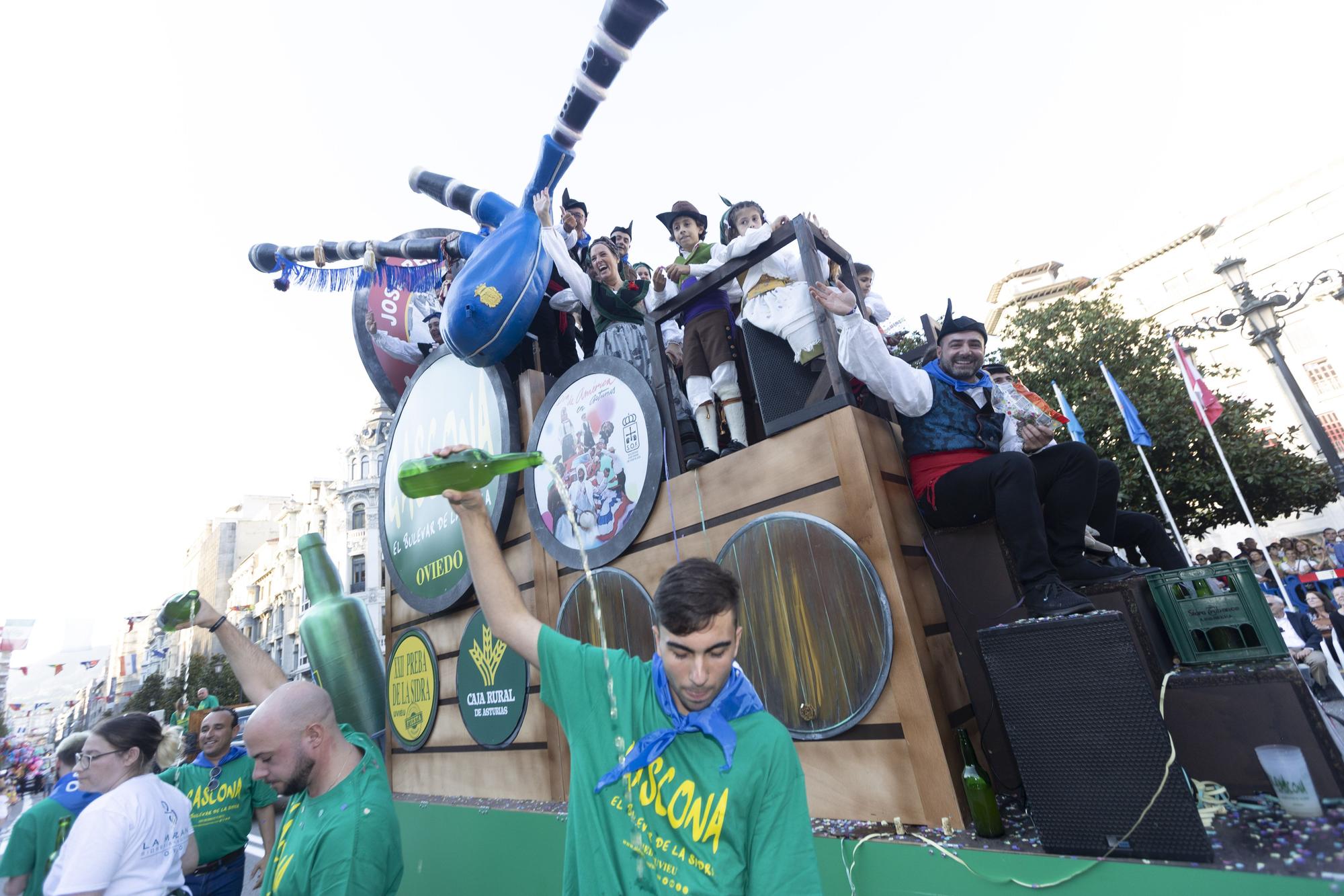 En Imágenes: El Desfile del Día de América llena las calles de Oviedo en una tarde veraniega