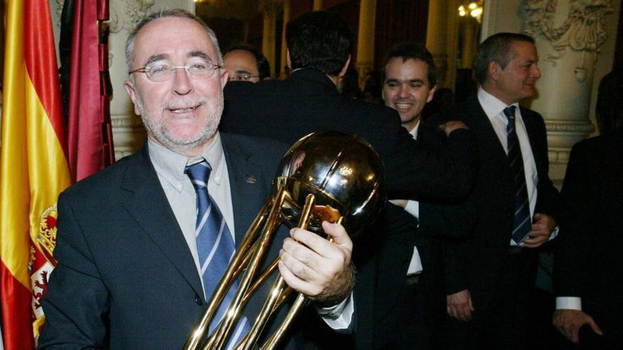 El Unicaja concede la insignia de oro a Rafael Jiménez