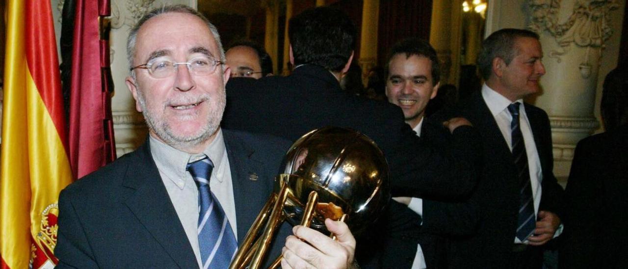 Rafael Jiménez, con el título de Copa del Rey que ganó el Unicaja en 2005.