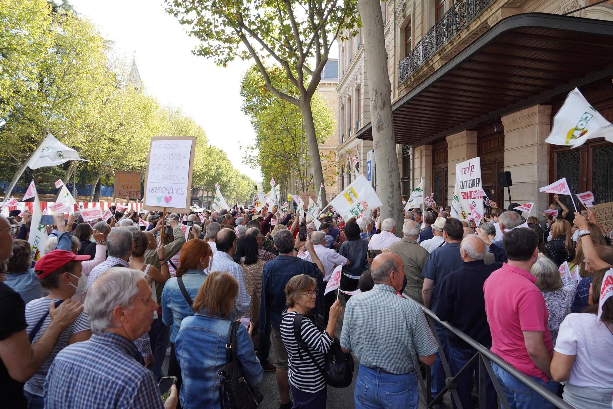 Manifestación por el AVE de Sanabria en Madrid: protesta por el tren a las puertas de Renfe