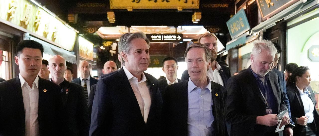 El secretario de Estado de EEUU, Anthony Blinken, pasea junto a Nicholas Burns, embajador norteamericano en China, por los jardines Yu Gardens de Shangai