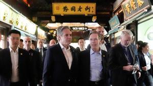 El secretario de Estado de EEUU, Anthony Blinken, pasea junto a Nicholas Burns, embajador norteamericano en China, por los jardines Yu Gardens de Shangai