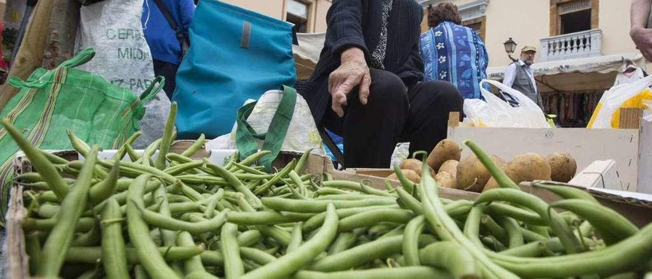 Una vendedora del Fontán señala los fréjoles de su puesto.