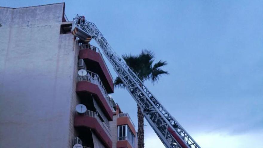 Se desprende una cornisa de un quinto piso de una vivienda en Benidorm