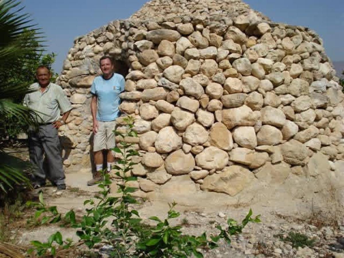 Vicente Fuentes, en la puerta de una choza de la Sierra de Crevillente junto a su amigo Joaquín González