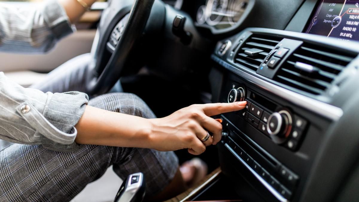 ¿Por qué no debes apagar el coche cuando está encendido el aire acondicionado?