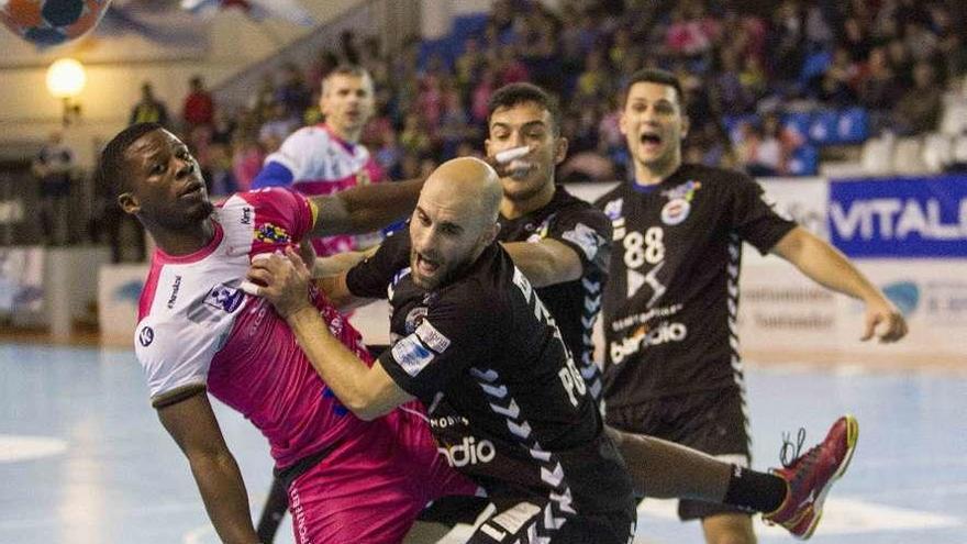 Augusto Aranda en una acción del partido del sábado ante Sinfín. // SANE/Cortesía El Diario Montañés