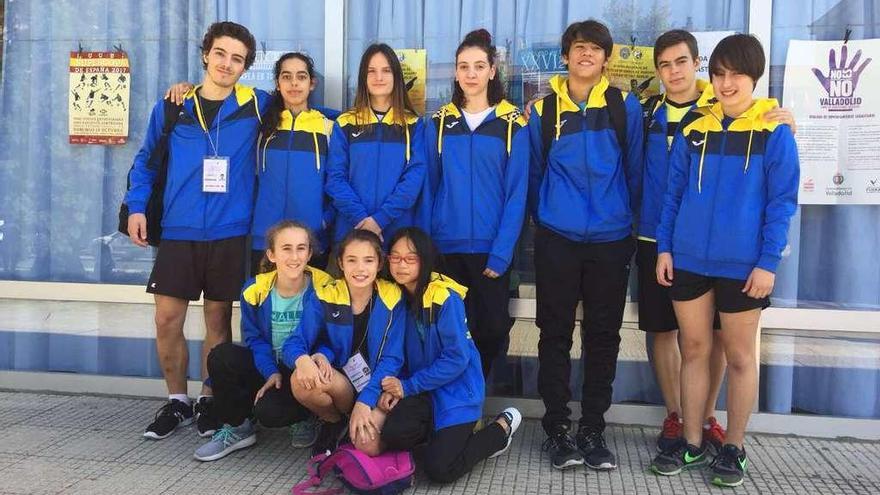 Imagen de los diez atletas estradenses presentes en la competición de Valladolid.