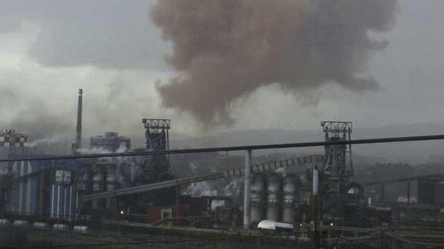 Una nube contaminante sobre la factoría siderúrgica.