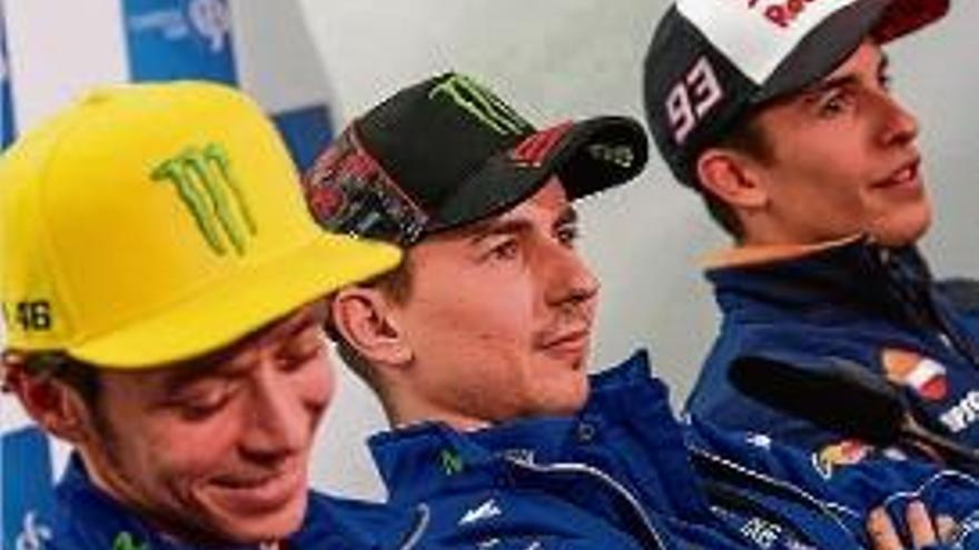 Jorge Lorenzo, entre Rossi i Márquez en la roda de premsa d&#039;ahir.