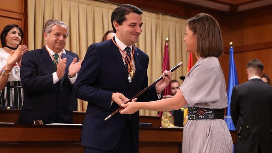 José María Bellido recibe el bastón de mando.