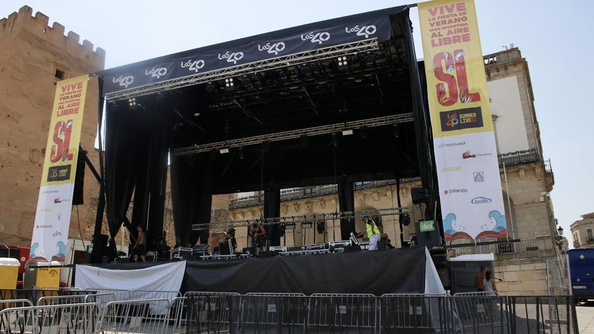 Montaje del escenario en la parte alta de la Plaza Mayor.