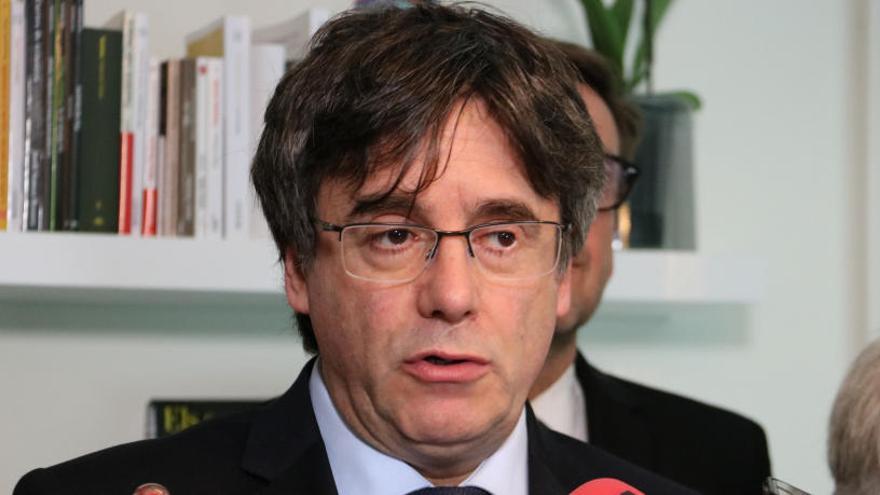 Carles Puigdemont davant els mitjans de comunicació