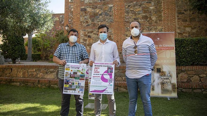 Presentación ayer de la marcha solidaria en el jardín del Palacio de Carvajal.