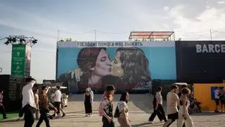 El beso de Ada Colau e Isabel Díaz Ayuso que no esperabas: así es el cartel del Primavera Sound