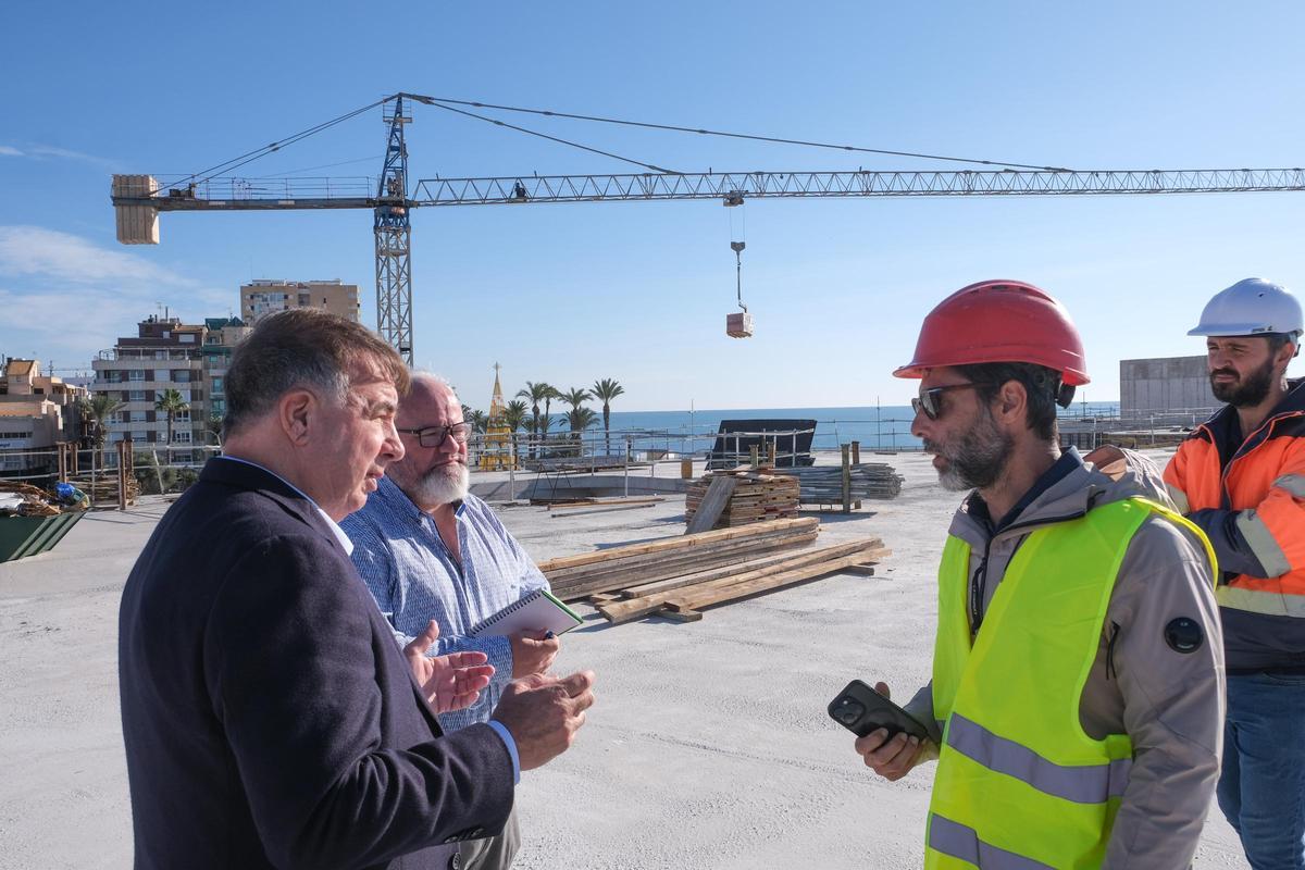 Aspecto de la zona de ocio desde la zona de mayor altura de la estructura. En la imagen, el empresario Enrique Riquelme y los ingenieros Cayetano Bernabé y Ramón Sánchez Rives