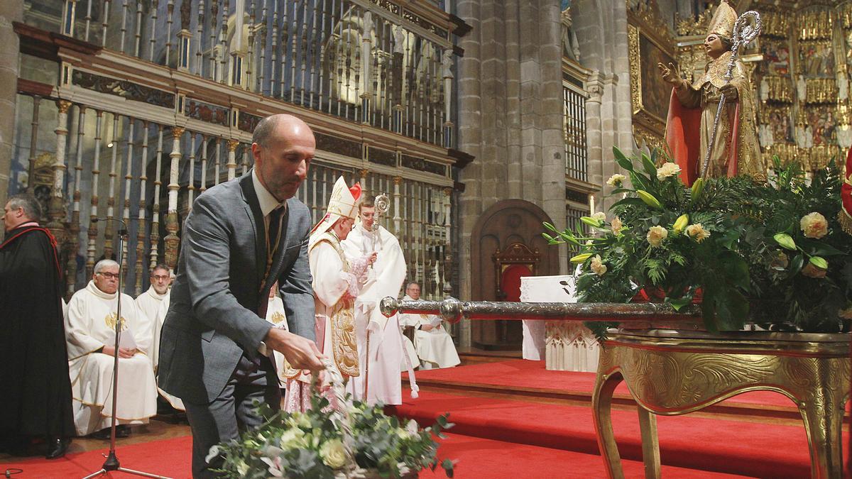 El alcalde realiza la ofrenda a San Martiño.