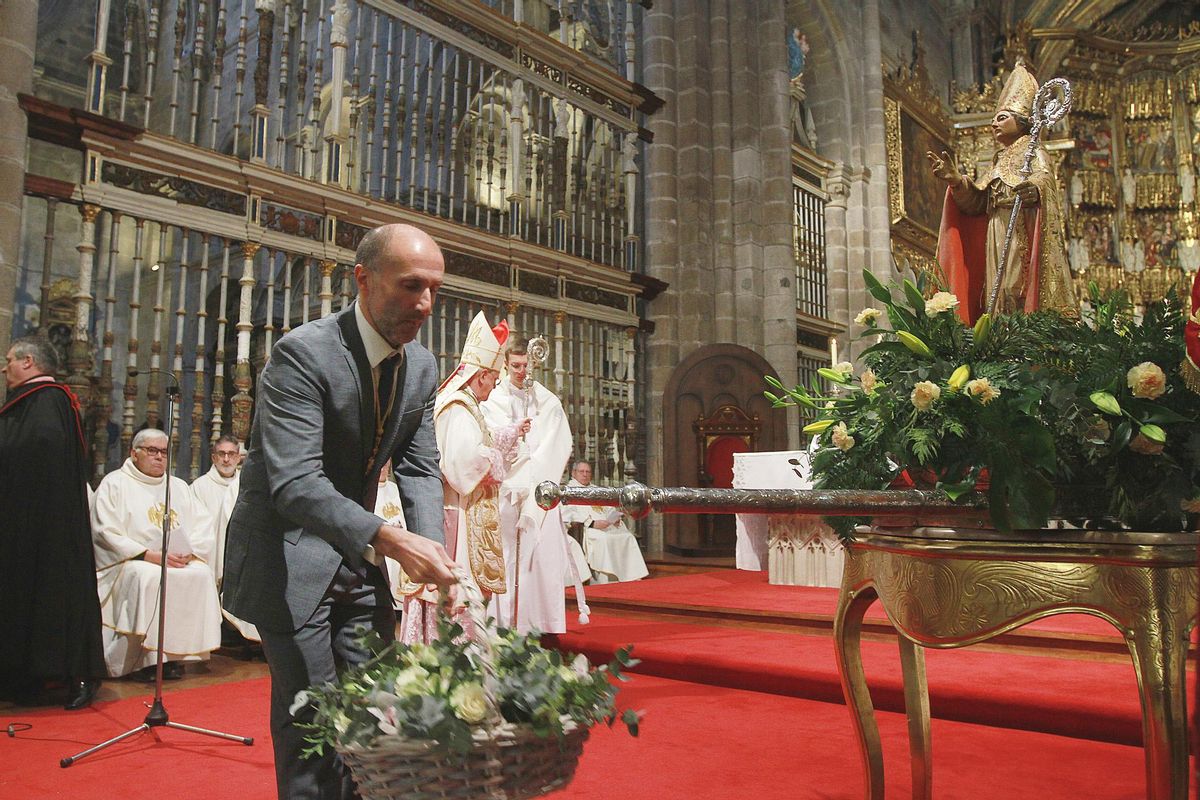 El alcalde realiza la ofrenda a San Martiño.