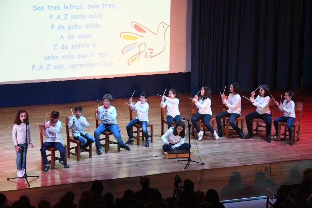 Canciones y danzas de los cinco continentes para conmemorar el Día Escolar de la No Violencia.