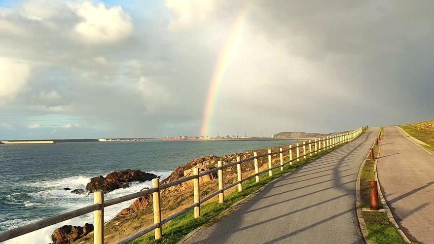La ruta en bicicleta a 20 minutos de A Coruña ideal para ir con niños: 7 playas, 6 kilómetros y "paisajes brutales"