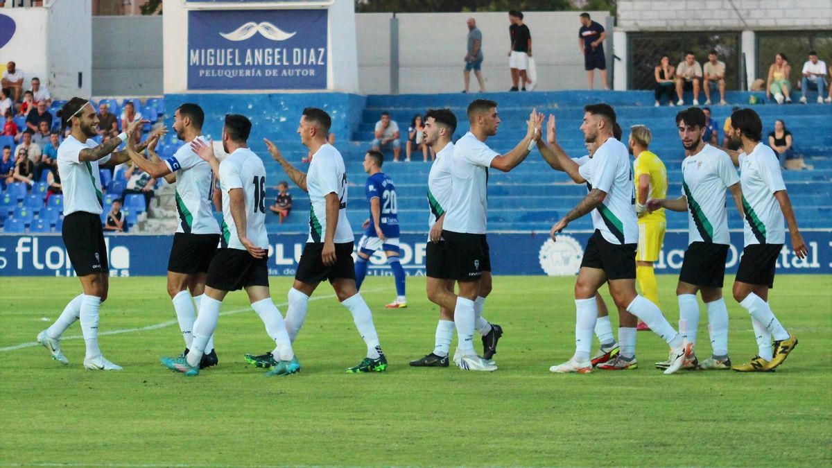 Los jugadores del Córdoba, en el estadio de Linarejos.