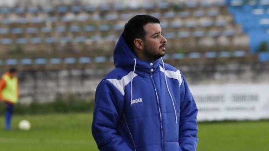 Matías Vigil, técnico del Avilés, durante un partido.