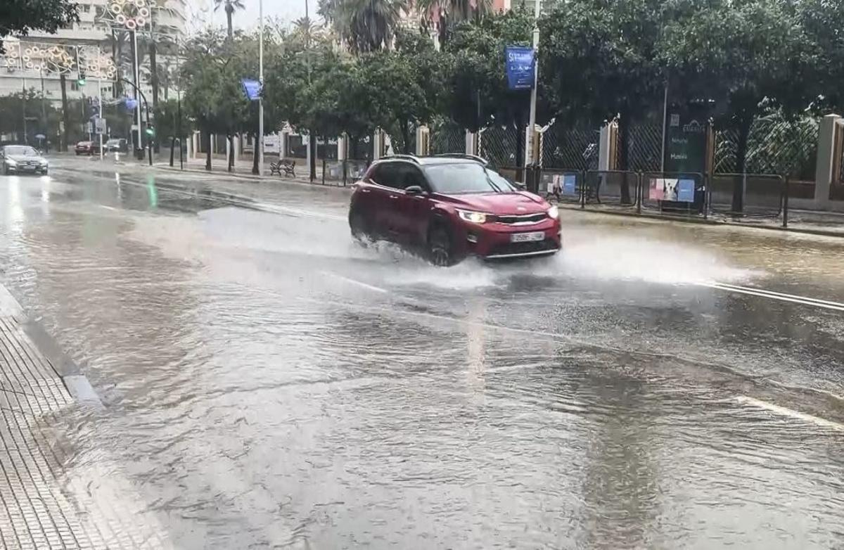 Una vía anegada en Huelva capital.
