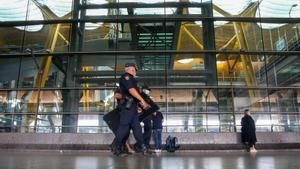 Archivo - Agentes de Policía Nacional vigilan la T4 del Aeropuerto Adolfo Suárez Madrid-Barajas.