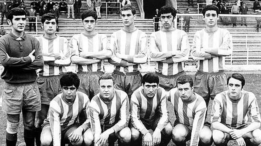 Formación del Atlético Gijón, temporada 1968-69, en El Molinón. De pie, de izquierda a derecha: Rebaque, Cardeli, Del Riego, José Antonio, Prieto y Zapata. Agachados: Fombella, Javier, Cabichu, Mino y Valdés.