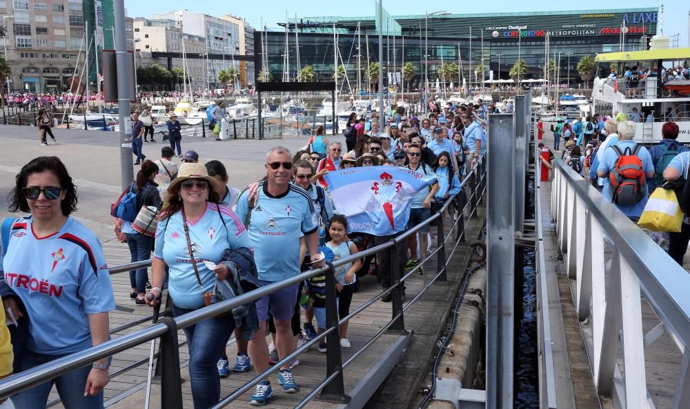 Aficionados y peñistas del Celta llenan el barco a las Cíes para poner el broche a la temporada del equipo