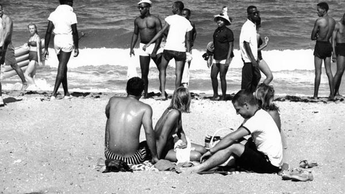 Manifestación por los derechos civiles en la playa pública segregada de Fort Lauderdale, 1961, de los Archivos Estatales y la Biblioteca de Florida.