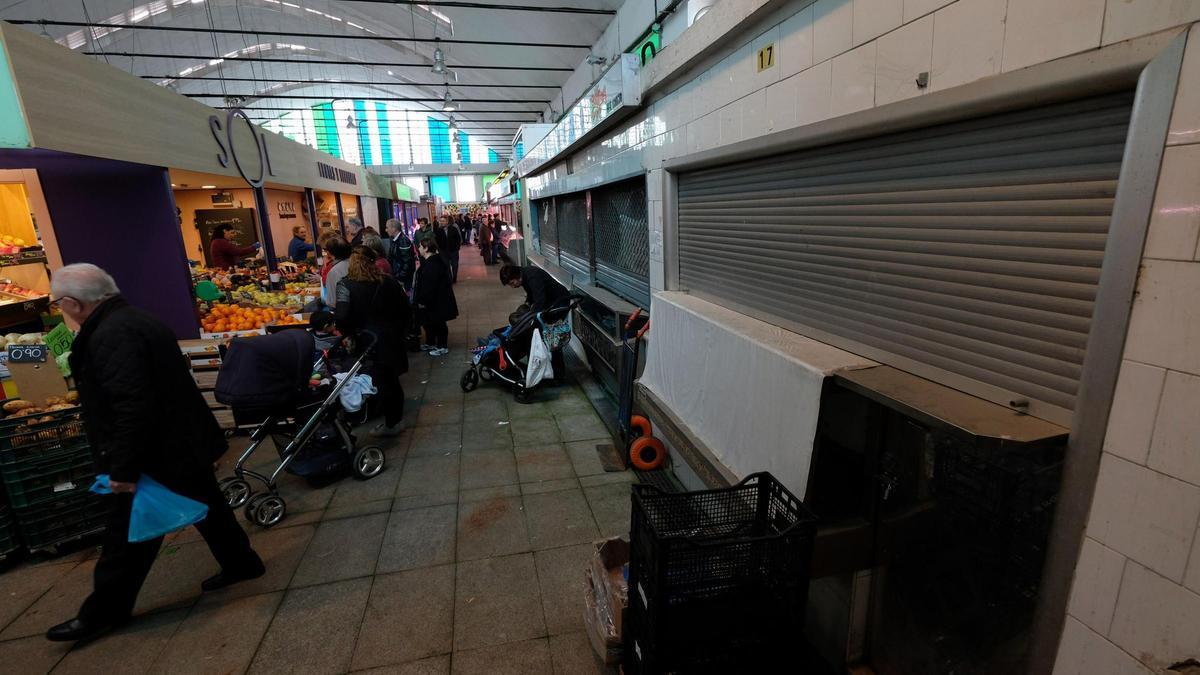 Puestos cerrados en la plaza de abastos.