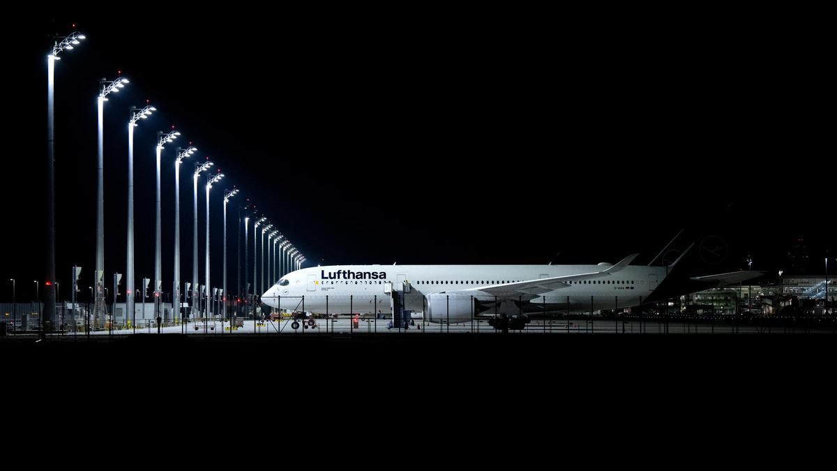 Ein Flugzeug der Lufthansa steht am Flughafen München auf dem Vorfeld. Die Gewerkschaft Verdi hat das Bodenpersonal der Lufthansa zu einem ganztägigen Warnstreik an mehreren Flughäfen am Mittwoch aufgerufen.