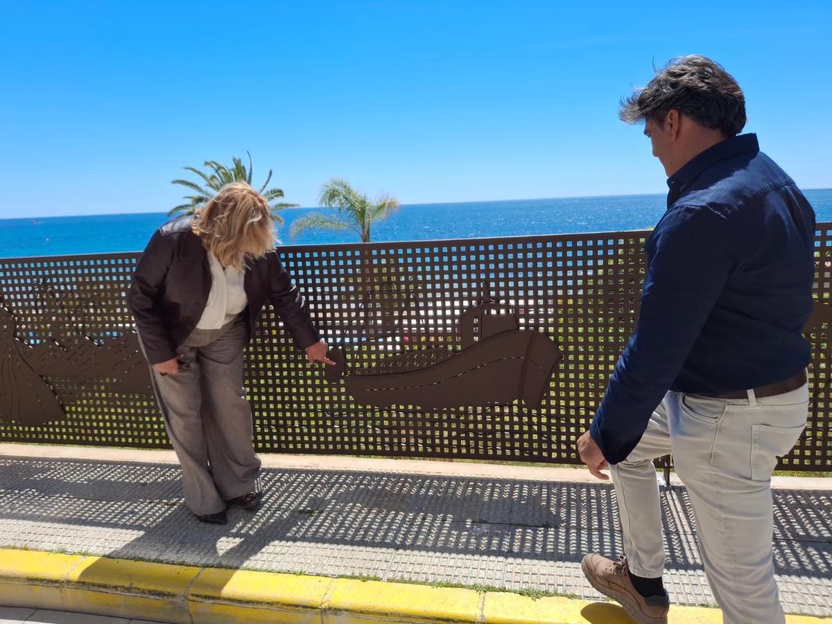 La alcaldesa señala el barco de pesca
