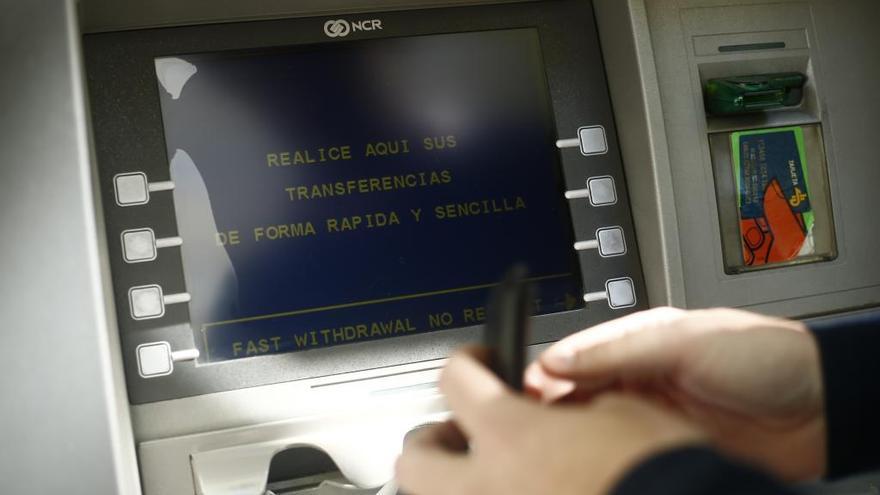 Tima 2.140 euros a una mujer al hacerse pasar por empleado de un banco en València