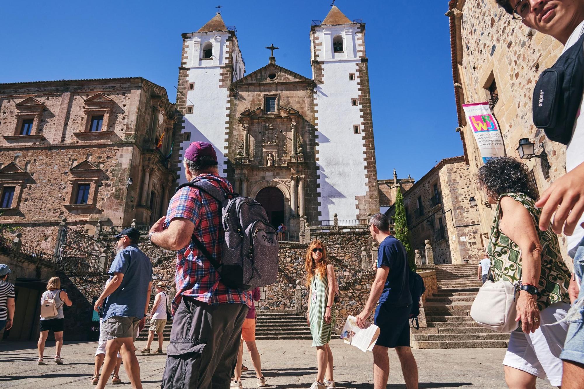 Turistas en la Plaza de San Jorge de Cáceres