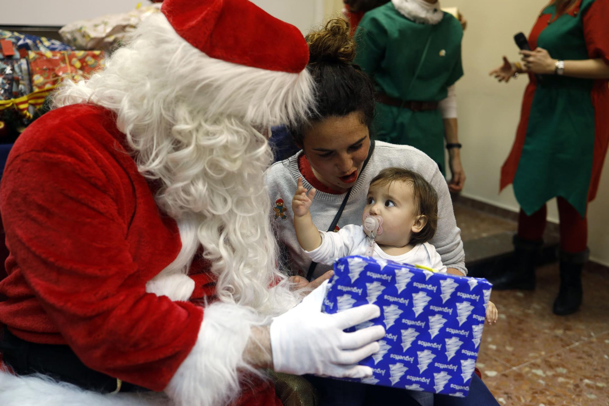 Papá Noel visita a los hijos de los agentes de Policía Nacional de Aragón