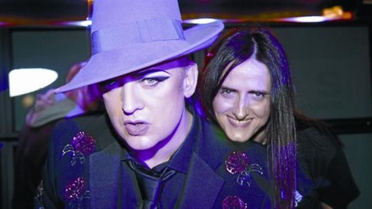 Boy George, con sombrero y perfectamente maquillado, y Silvia Prada, la organizadora de las sesiones  'Who's the Boss' de Cabaret Berlín.