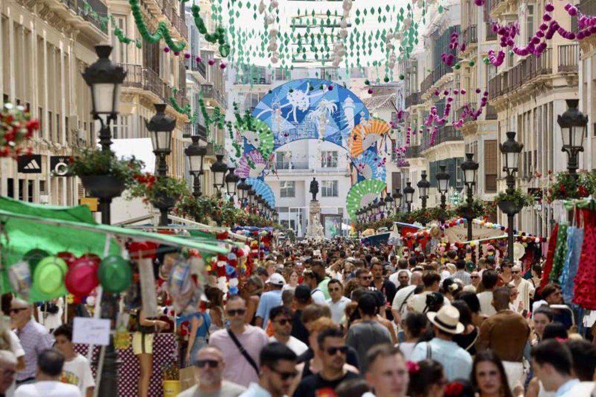 Abarrotada la calle Larios en los primeros compases de la Feria