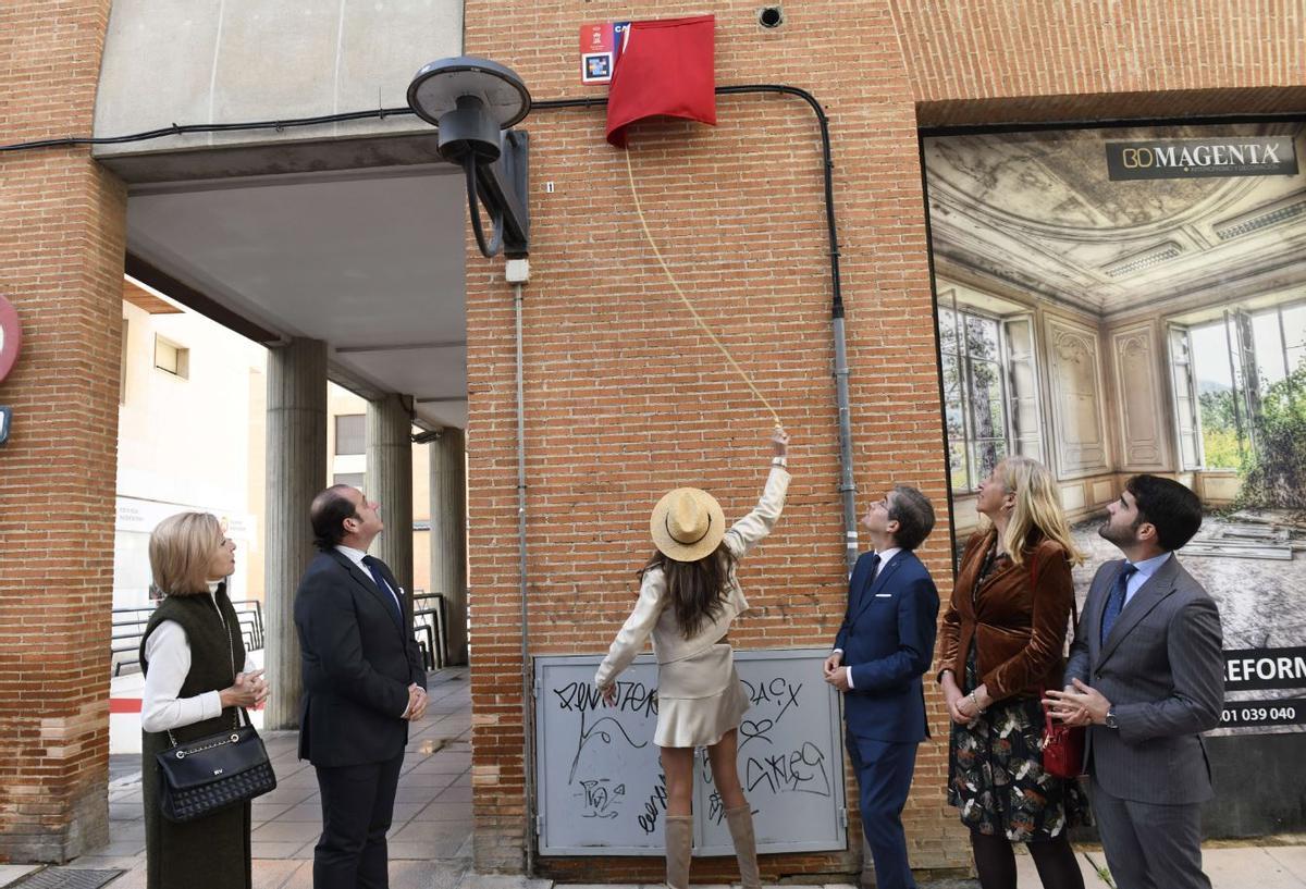 Sandra Galiana descubre la placa con el nombre de su padre.