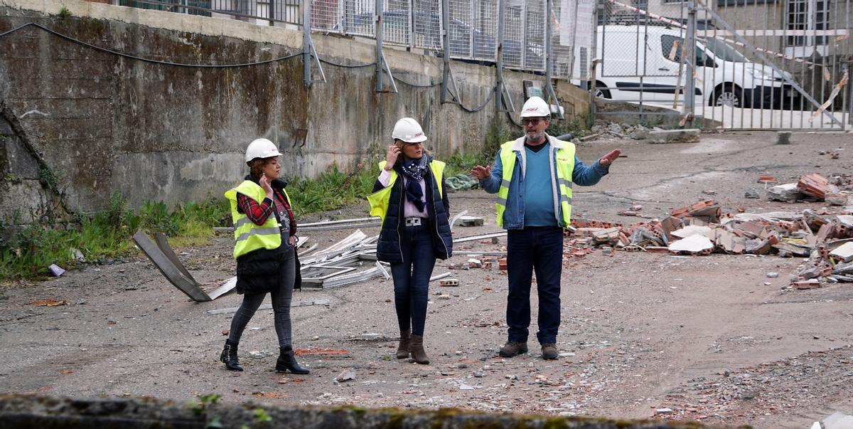 La alcaldesa Digna Rivas y la edil de Urbanismo, María Castro, visitan el solar de Vilavella ya sin la nave. / FdV