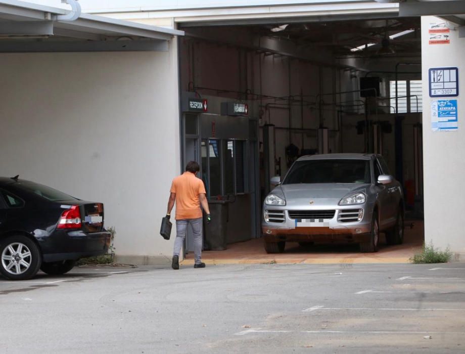 El coche de María del Carmen Martínez vuelve al escenario del crimen para la inspección ocular.