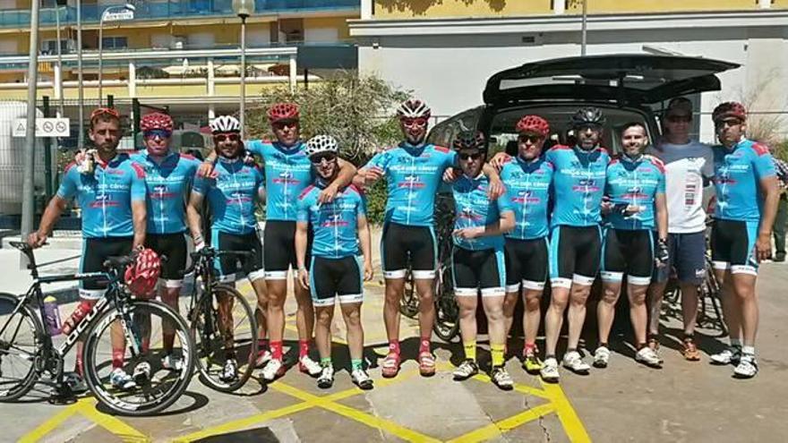 Los ciclistas, a su llegada ayer, en la Sagrada Familia y una parte del grupo de Santa Pola.