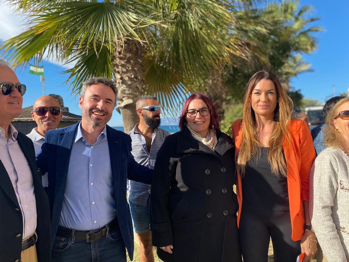 Ana Belén Palomo y Guillermo Díaz, con vecinos de Rincón de la Victoria.