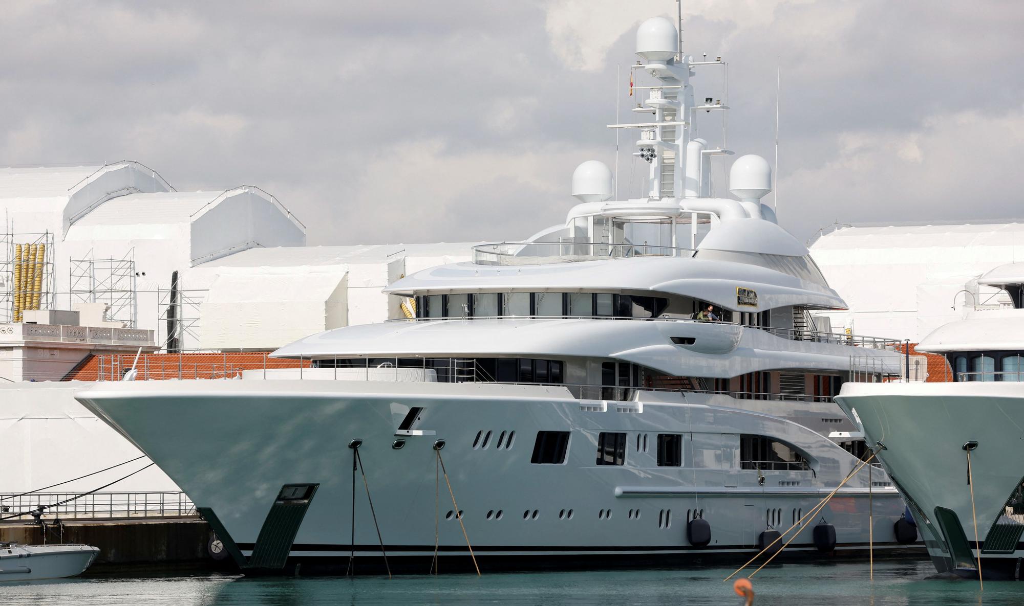 Vista del superyate de lujo 'Valerie' atracado en el Puerto de Barcelona.