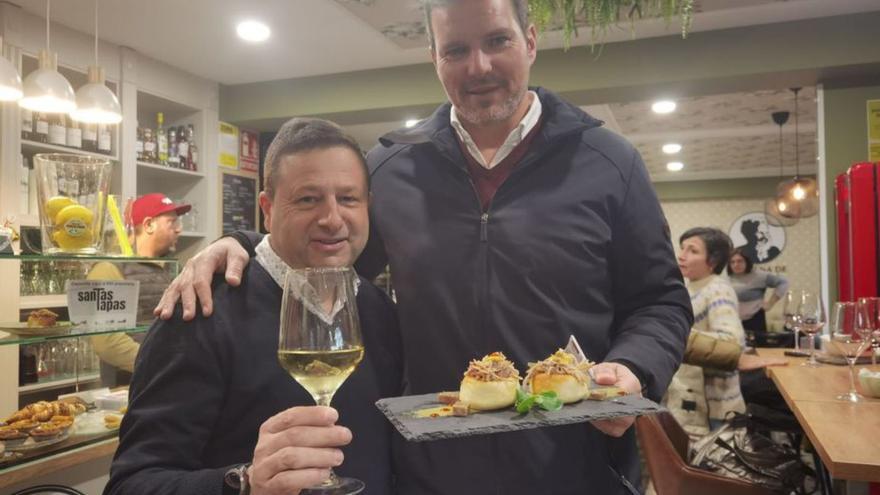 Manuel Campos y José López prueban las Santas Tapas en A Estrada.