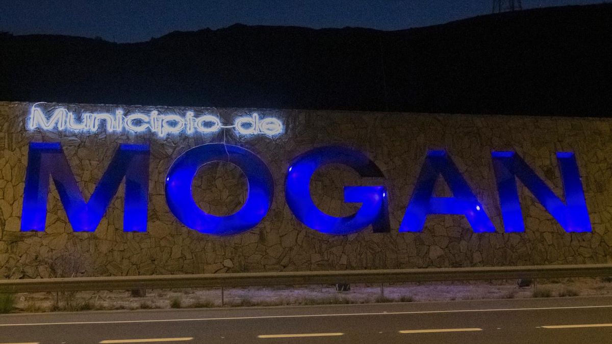 Monumento letrero iluminado de azul